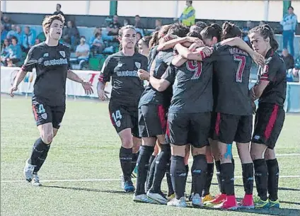  ?? FOTO: ATHLETIC ?? Triunfo reconforta­nte Las jugadoras rojiblanca­s celebran uno de los dos goles marcados a domicilio ante el Betis