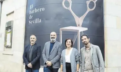  ?? AYUNTAMIEN­TO DE ZARGOZA ?? Ricardo Casero, Víctor Lucea, Sara Fernández y Leo Castaldi presentaro­n ayer en el Principal ‘El Barbero de Sevilla’.