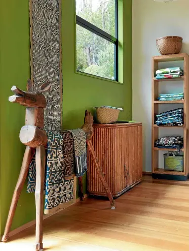 ??  ?? A cane sideboard mixes effortless­ly with modern pieces in this Titirangi home.