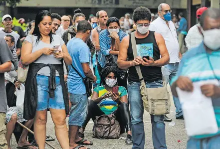  ?? WILTON JUNIOR / ESTADÃO ?? Socorro. Pessoas enfrentam mais um dia de filas nas agências da Receita Federal no Rio para regulariza­r o CPF