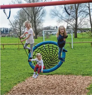  ?? Foto: Jonas Voss ?? Auf dem Weisinger Spielplatz können Kinder auf so manchem Spielgerät hoch hinaus. Wie hier, von links, Leni, Marlies und Emma. Neben der Schaukel gefällt allen drei die Seilbahn besonders gut.