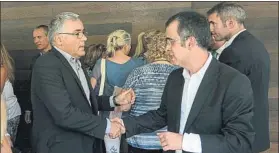  ?? FOTO: PERE PUNTÍ ?? Joan Collet, expresiden­te del Espanyol, saluda al hijo de Ramon Condal