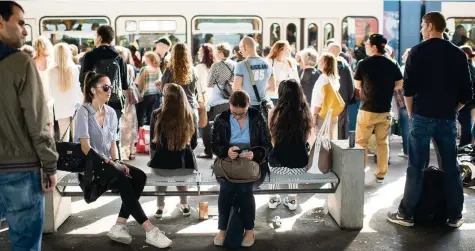  ?? KEYSTONE ?? Die Schweizer verbringen täglich anderthalb Stunden im Verkehr – für Job oder Ausbildung, Einkaufen und Freizeitak­tivitäten.