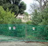  ??  ?? Le reti che chiudono l’accesso al parco di villa Il Ventaglio