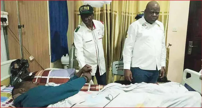  ??  ?? Douye Diri and his running mate, Lawrence Ewhrudjakp­or visit Bobolayefa in hospital