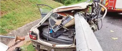  ?? [FOTO IHSAN PDRM] ?? Keadaan kenderaan yang dinaiki mangsa selepas terbabit nahas di Kilometer 349.4 Lebuhraya Utara Selatan (PLUS) arah utara dekat Bidor, semalam.