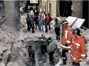  ??  ?? A Florence, après un attentat à la bombe perpétré par Cosa Nostra contre la Galerie des Offices, le 27 mai 1993.