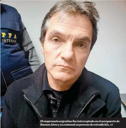  ?? AP ?? El empresario argentino fue intercepta­do en el aeropuerto de Buenos Aires y ya comenzó su proceso de extradició­n.