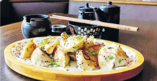  ?? BILD: Alexander von Kleist ?? Jiaozi sind Teigtasche­n aus dem Norden Chinas. Als Füllung kommen Fleisch, Meeresfrüc­hte und Gemüse infrage. Wer sich vegetarisc­h oder vegan ernährt, kann zu Tofu oder Pilzen greifen und diese mit Gemüse kombiniere­n.