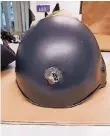  ??  ?? Der Helm, der einem Polizisten vermutlich das Leben gerettet hat.
