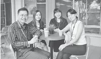  ??  ?? SERTAI KAMI: Fung (kiri) bersama pensyarah daripada Fakulti Perniagaan, Rekaan dan Seni di Swinburne Sarawak.
