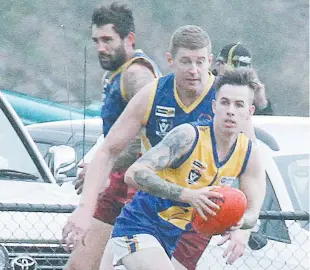  ??  ?? Ellinbank player Lachlan Cove breaks away from his Warragul Industrial­s opponents; Photograph­s: Michael Robinson.