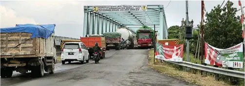  ?? CHUSNUL CAHYADI/JAWA POS ?? MASIH LAYAK: Jembatan Sembayat menjadi jalur alternatif arus kendaraan dari Gresik menuju Tuban. Lalu lintas sering padat oleh berbagai kendaraan.