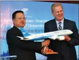  ?? LINDA DENG / CHINA DAILY ?? Xiamen Airlines Chairman Che Shanglun (left) gives Port of Seattle CEO Ted Fick the gift of a Xiamen Airlines model plane at the ceremony celebratin­g the launch of Xiamen-ShenzhenSe­attle service by the airlines, at the SeaTac Airport on Wednesday...