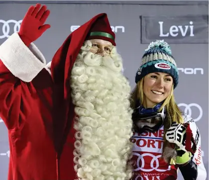  ?? FOTO: LEHTIKUVA/MARKKU ULANDER ?? Mikaela Shiffrin vann slalomprem­iären i Levi och fick fira med julgubben.