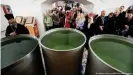  ??  ?? In der Orthodoxen Kirche wird der Täufling oft vollständi­g in das Taufbecken getaucht - hier ein Bild mit Taufbecken und Weihwasser in einer Kirche in Wologda, Russland