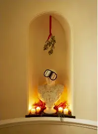  ?? ?? “My children and godchildre­n like to dress up this 19th-century bust of Julius Caesar for various occasions. This Christmas, with mistletoe dangling above him, he wears a note that says, ‘Kiss me, I am Roman.’ ” FAR RIGHT: Cestino tray, Casa Branca