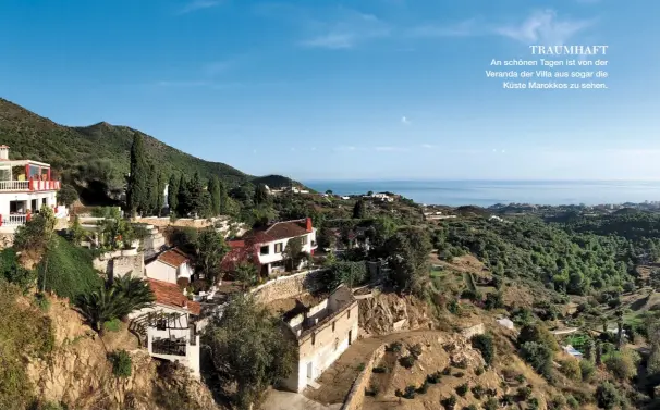  ??  ?? TRAUMHAFT An schönen Tagen ist von der Veranda der Villa aus sogar die Küste Marokkos zu sehen.