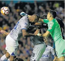  ?? JUAN IGNACIO RONCORONI / EFE ?? Polémica. El defensa brasileño Dedé chocó con el arquero argentino Andrada.