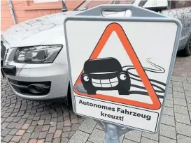  ??  ?? Ein Forschungs­fahrzeug für autonomes Fahren in Karlsruhe: Die Fahrzeuge sind mit immer mehr Funktionen ausgestatt­et.