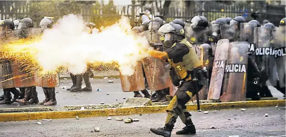  ?? | Foto de Efe ?? Miembros de la Policía se enfrentaro­n a manifestan­tes convocados por organizaci­ones sociales, campesinas, sindicales y políticas.