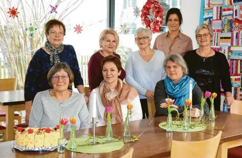  ?? Fotos: Claudia Neumüller ?? Beim monatliche­n Trauercafé werden Manuela Lang und Christine Neukäufer (1. und 2. von rechts) von einem Team an Hospizbegl­eitern unterstütz­t.