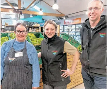  ?? ?? Marie-Annick Ronsaux, productric­e de fromages à la ferme de Ville-Prêtre à Pleine-Fougères, Florent Leroux, producteur de viande bovine dans une exploitati­on à Saint-Père et Nolwenn Legrand, productric­e de pain à Épiniac.