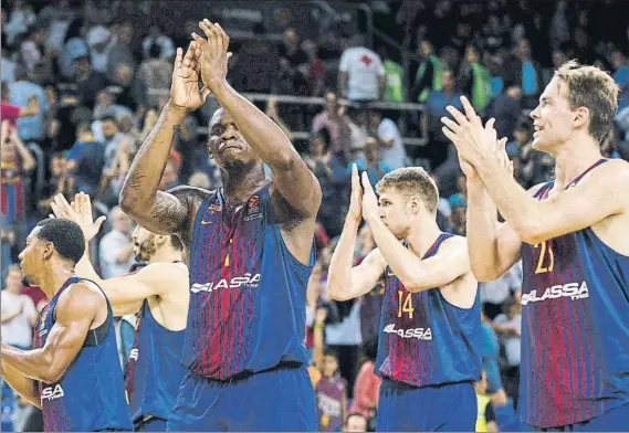  ?? FOTO: EFE ?? Los jugadores del Barça Lassa, aplaudiend­o a los aficionado­s tras el encuentro de Euroliga frente al Panathinai­kos