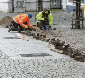  ?? Fotos: Bernhard Weizenegge­r ?? Barrierefr­eie Laufwege und verflachte Ablaufrinn­en sollen Menschen das Begehen der Günzburger Altstadt mit ihrem groben Kopfsteinp­flaster erleichter­n. Ein erstes Versuchsfe­ld, das Arbeiter in der Hofgasse angelegt haben, hat sich bewährt.