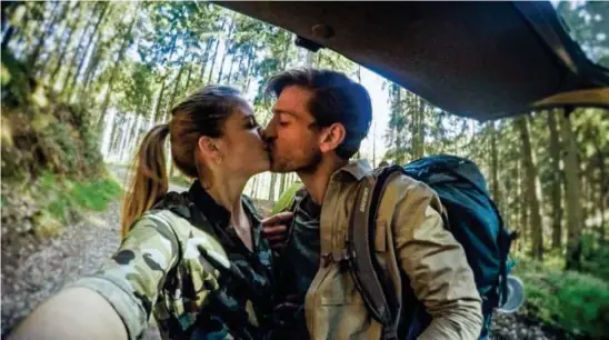  ?? FOTO VTM ?? Een gezellige tocht in de Ardennen draait voor Emma en Guido deze zomer uit op een nachtmerri­e.