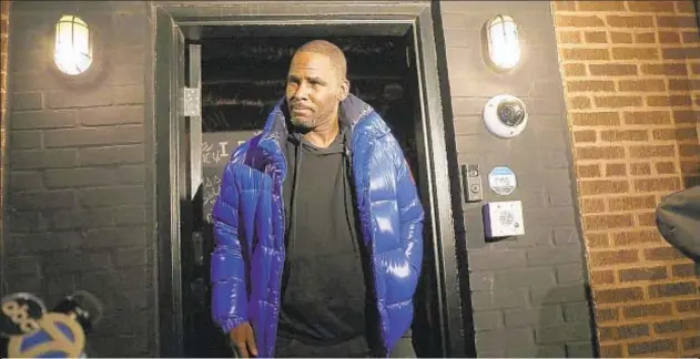  ??  ?? R. Kelly leaves his studio to turn himself in to Chicago police in 2019. He’s on trial in Brooklyn Federal Court (below) on charges of running an elaborate sex-traffickin­g scheme.