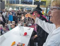  ?? FOTO: MARKUS LEHMANN ?? Bei „Nachts im Museum“mit kindgerech­ten Experiment­en war das Science-Center proppenvol­l. Nun geht es darum, ob die Stadt das MitmachMus­eum mit 150 000 Euro pro Jahr unterstütz­en soll.