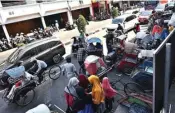  ?? AHMAD KHUSAINI/JAWA POS ?? RUWET: Berbagai moda transporta­si memenuhi jalan di Pasar Kapasan. Jalanan pun macet karena tak ada yang mau mengalah.