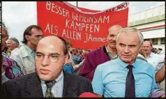  ?? ?? Die beiden PDS-Politiker Gregor Gysi (l.) und Hans Modrow am 29. August 1992 bei der Demo „Stoppt die Pogrome“.