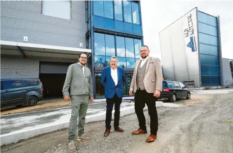  ?? Foto: Alexander Kaya ?? Geschäftsf­ührer und Seniorchef Artur Kehrle und seine beiden Söhne, Patrick (links) und Julian Kehrle (rechts), stehen vor dem 13 Millionen Euro schweren Bauprojekt der Firma KLB Kötztal.