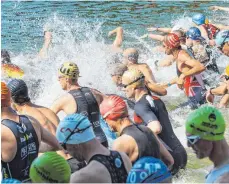  ?? FOTO: ROLF SCHULTES ?? Am 3. August 2019 werden sich wieder die Teilnehmer am Ravensburg­er Triathlon im Flappachba­d ins Wasser stürzen.