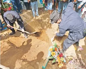  ??  ?? Entierro. Subcomisio­nados de la PNC acompañaro­n el sepelio de la agente ayer en Izalco, Sonsonate.