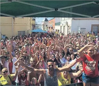  ?? AYUNTAMIEN­TO DE MADRIGALEJ­O ?? Cabina al
fondo. Madrigalej­o, que tiene una
cabina telefónica que aún funciona, ha celebrado este
verano diversos actos populares y
su fiesta mayor para conmemorar el V centenario de la muerte de
Fernando