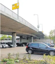  ?? FOTO: MELANIE SCHIELE ?? Unter der Hochbrücke werden 44 bisher öffentlich zugänglich­e Parkplätze künftig den städtische­n Mitarbeite­rn vorbehalte­n sein.