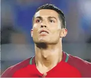  ??  ?? Portugals Ronaldo über den Gegner nach dem 1:1 gegen Island. Übertriebe­ne Jubelgeste­n sind plötzlich gar nicht mehr sein Ding.