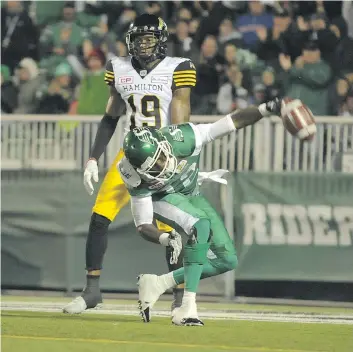  ?? MARK TAYLOR/THE CANADIAN PRESS ?? Roughrider­s receiver Armanti Edwards celebrates a TD against the Ticats during 20-18 victory in Regina last Saturday to give Saskatchew­an its first win streak in more than 2 years.