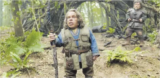  ?? ?? Warwick Davis (Willow), en un fotograma de la nueva serie de Disney+ ‘Willow’.