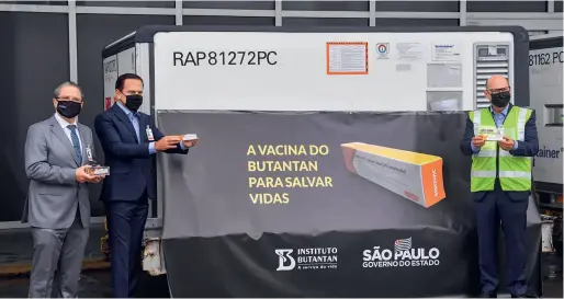  ??  ?? Le 19 novembre 2020, 120 000 doses du vaccin chinois contre le COVID-19 achetées par le Brésil arrivent à São Paulo. Le gouverneur de l’État de São Paulo, Joao Doria, les reçoit à l’aéroport.