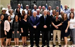  ?? ( Kobi Gideon/ GPO) ?? PRESIDENT REUVEN Rivlin with members of the Telfed delegation. Rivlin is flanked by Telfed Chairwoman Batya Shmukler, and Hertzel Katz, former Telfed chairman.