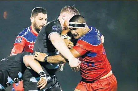  ?? Photo Icon Sport ?? Tyrone Viiga, ici avec le ballon face à Massy, a été élu homme du match par le vestiaire biterrois lors des deux derniers matchs. Un atout puissance dont le pack biterrois a été orphelin.