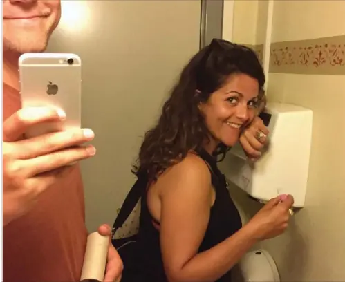  ??  ?? ’Ved ikke, hvorfor Asbjørn har en toiletrull­e i hånden ... til gengaeld holder jeg en graviditet­stest, og den er positiv’, skrev Petra Nagel på sin Instagram-profil, hvor hun afslørede sin graviditet i går.