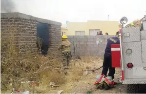  ??  ?? La YERBa seca en terrenos baldíos es un riesgo latente para viviendas contiguas