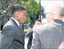  ?? DAI SUGANO — STAFF PHOTOGRAPH­ER ?? San Francisco 49ers linebacker Reuben Foster, left, leaves the Santa Clara County Hall of Justice, where he answered to felony domestic violence and weapon charges.