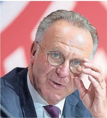  ?? FOTO: DPA ?? Ein Mann mit Durchblick: Bayern Münchens Vorstands-Vorsitzend­er Karl-Heinz Rummenigge bei der Mitglieder­versammlun­g des Klubs im vergangene­n November.