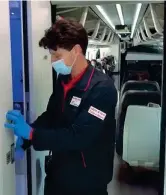  ??  ?? Pulizie I servizi igienici vengono costanteme­nte disinfetta­ti durante il tragitto del treno